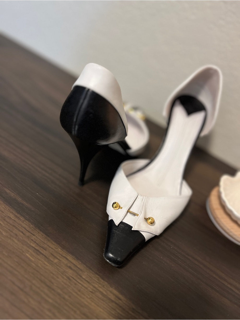 Vintage CHANEL - Two-Tone Pointed Heels in White and Black - Picture 6 of 8